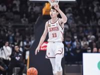 开云下载-球员盖帽拦截，守住球门底线