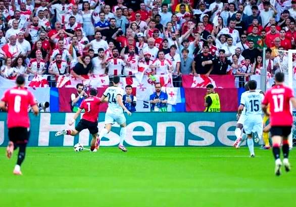 包含国际足球赛事中球队实力强大,角逐激烈的词条 包含国际足球赛事中球队实力强大,角逐激烈的词条