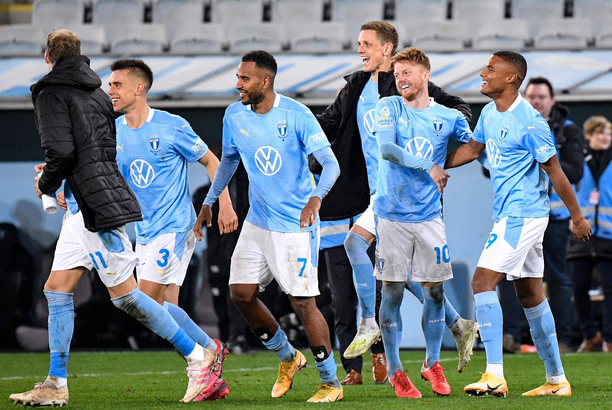 防守层面表现出色,成功抵挡对手攻势 防守层面表现出色,成功抵挡对手攻势