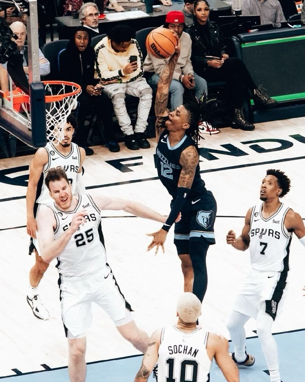 人客场击败灰熊,保持不败纪录的简单介绍 人客场击败灰熊,保持不败纪录的简单介绍