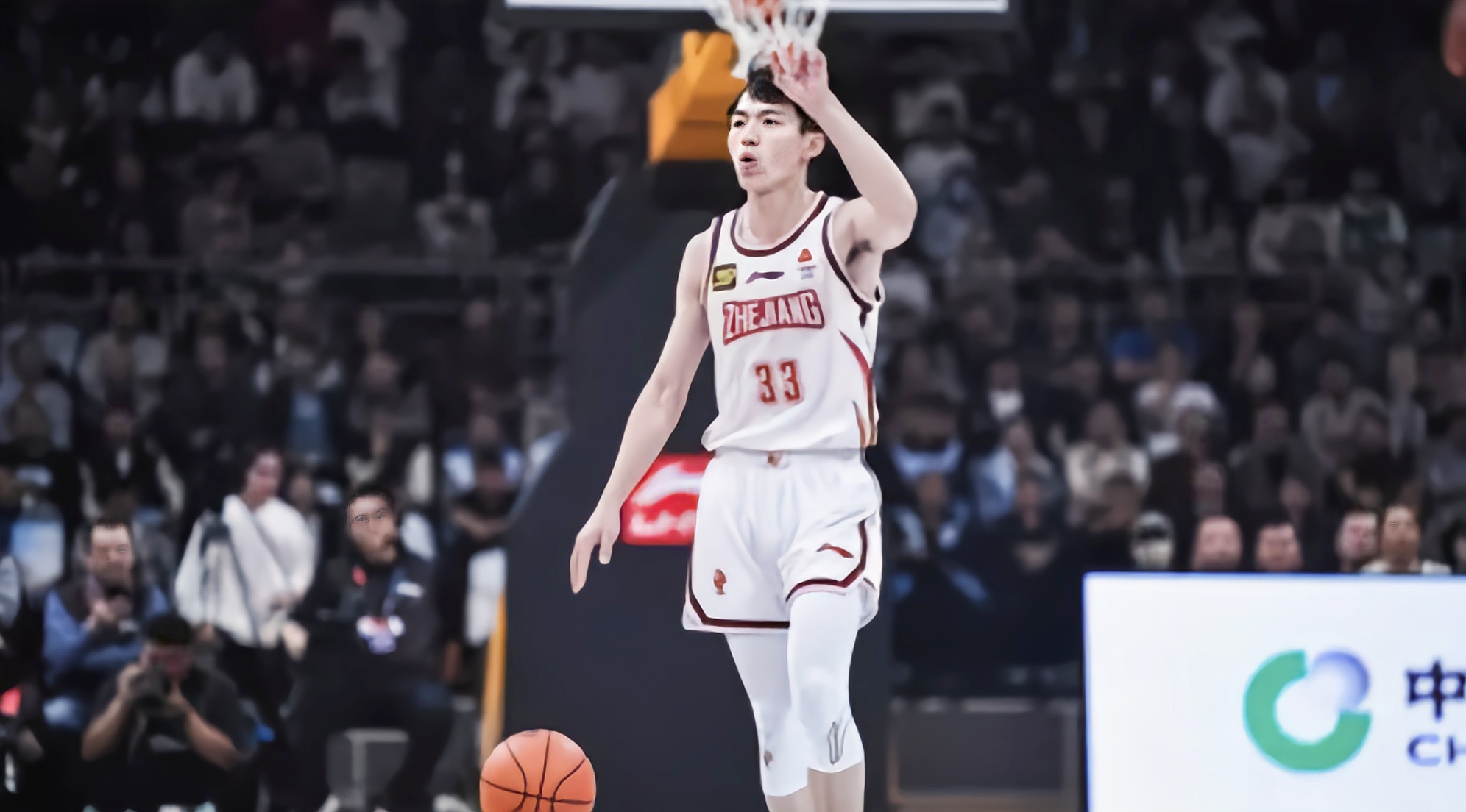 球员盖帽拦截,守住球门底线 球员盖帽拦截,守住球门底线