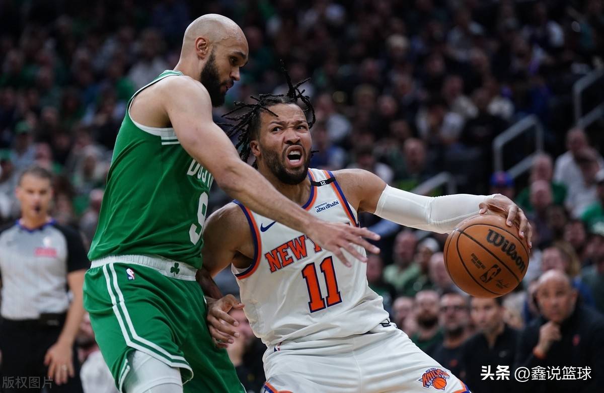 球员盖帽拦截,守住球门底线 球员盖帽拦截,守住球门底线