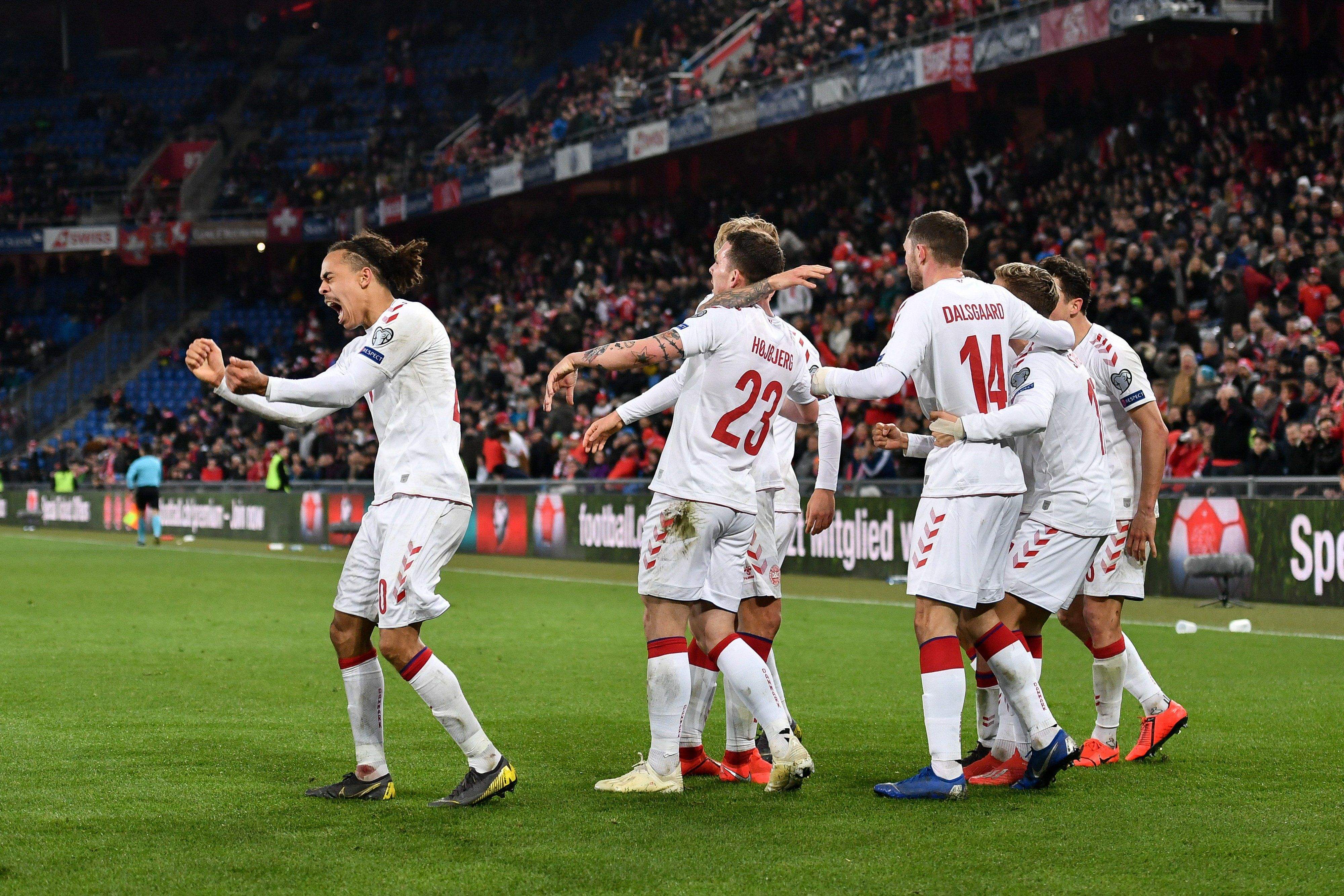 包含瑞士大胜芬兰，夺得欧洲杯小组第一名的词条