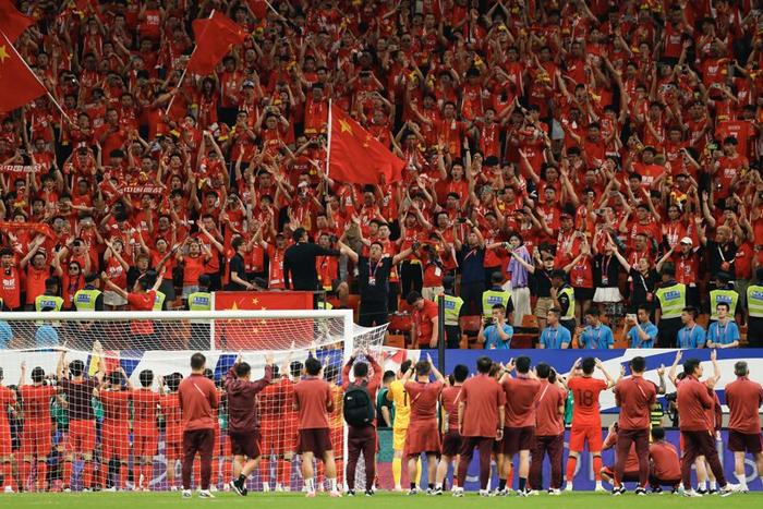 关于足球明星在场内外闪耀,球迷翘首以盼的信息 关于足球明星在场内外闪耀,球迷翘首以盼的信息