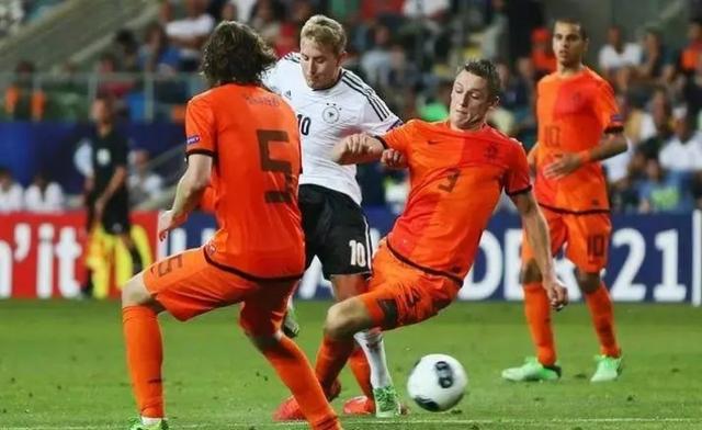 荷兰队决赛前夕,备战战役持续进行 荷兰队决赛前夕,备战战役持续进行