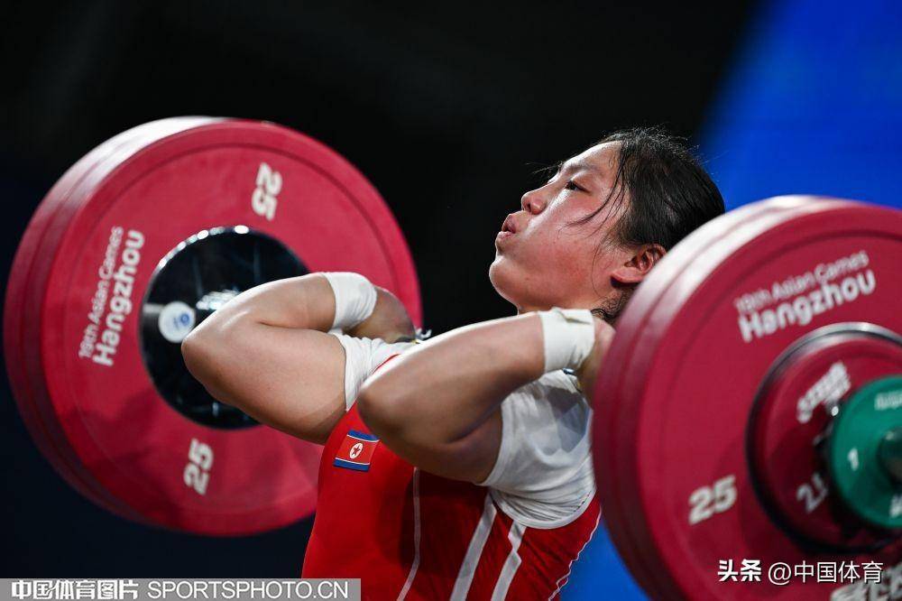 俄罗斯举重选手打破世界纪录 俄罗斯举重选手打破世界纪录