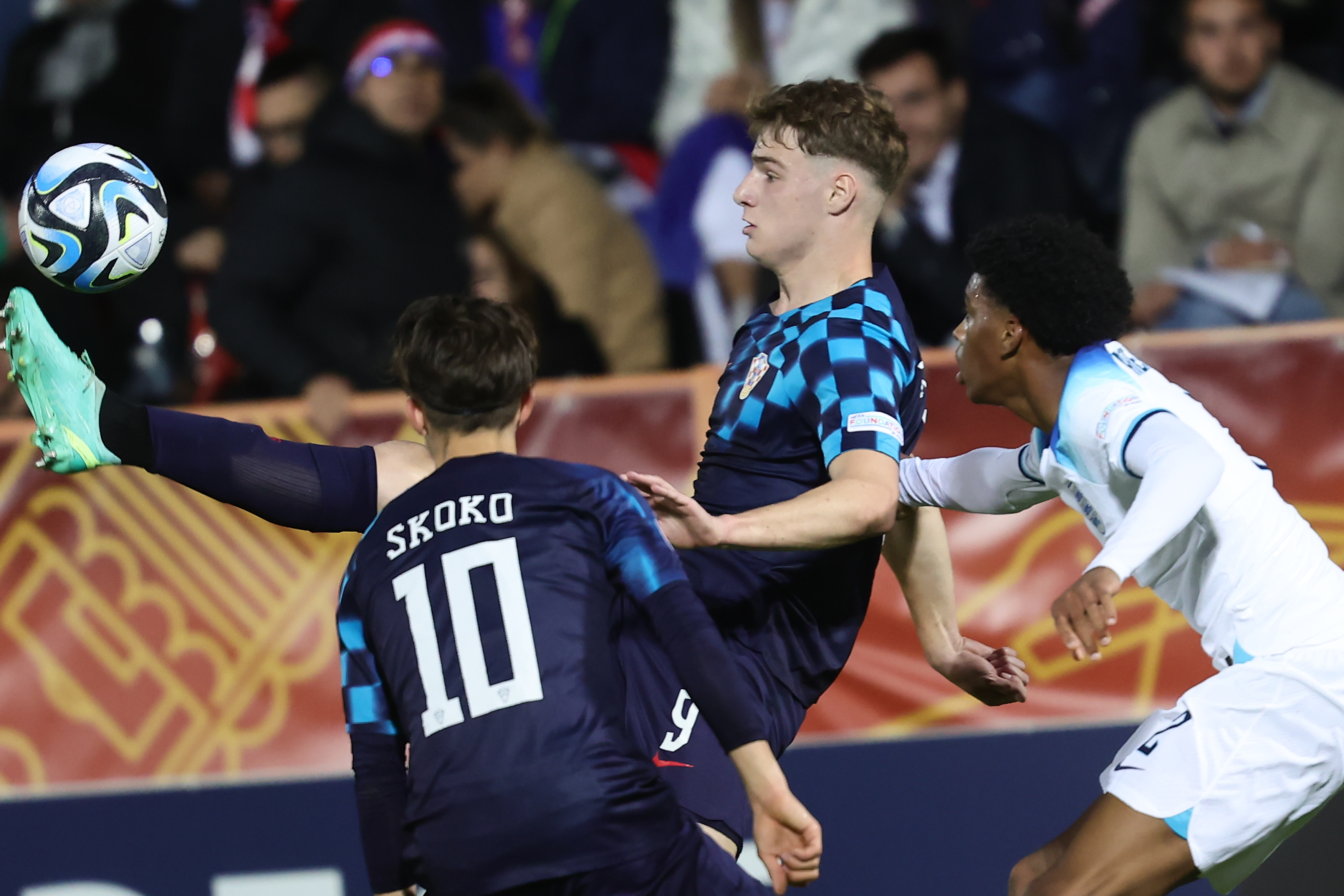 克罗地亚队硬战英格兰,引人注目 克罗地亚队硬战英格兰,引人注目