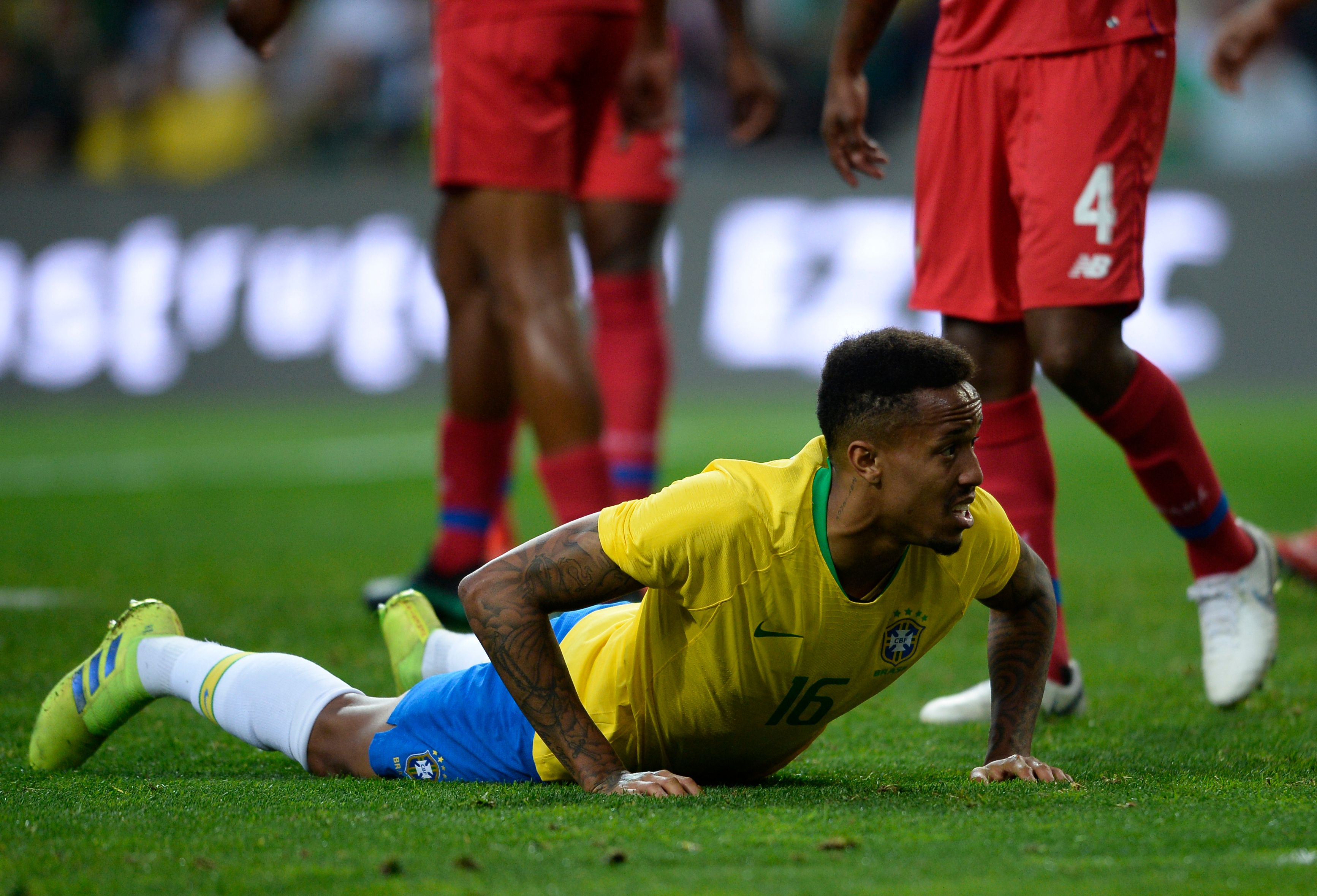 巴西女子足球比赛中双方战平收场 巴西女子足球比赛中双方战平收场