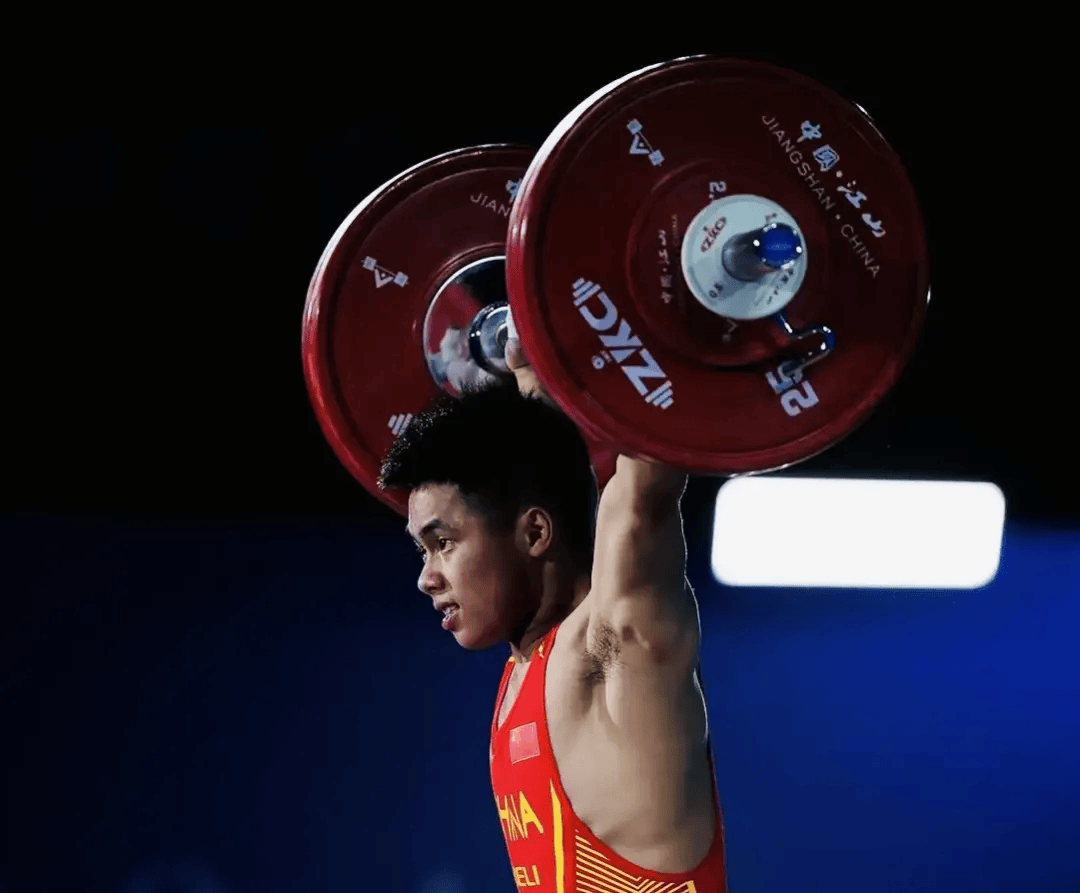 德国举重选手再次刷新个人最好成绩
