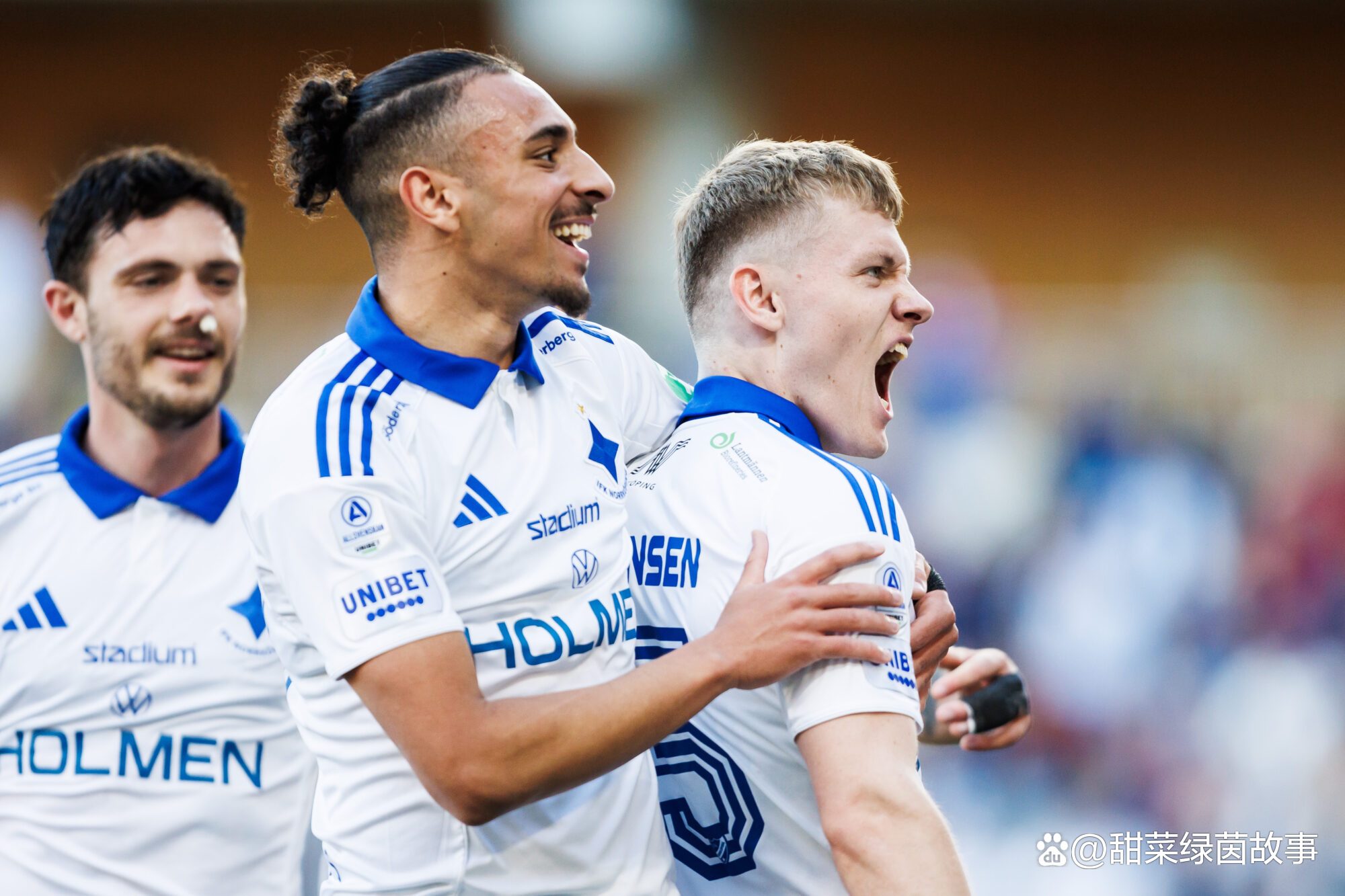 瑞典队员紧咬对手,最终晋级比赛 瑞典队员紧咬对手,最终晋级比赛