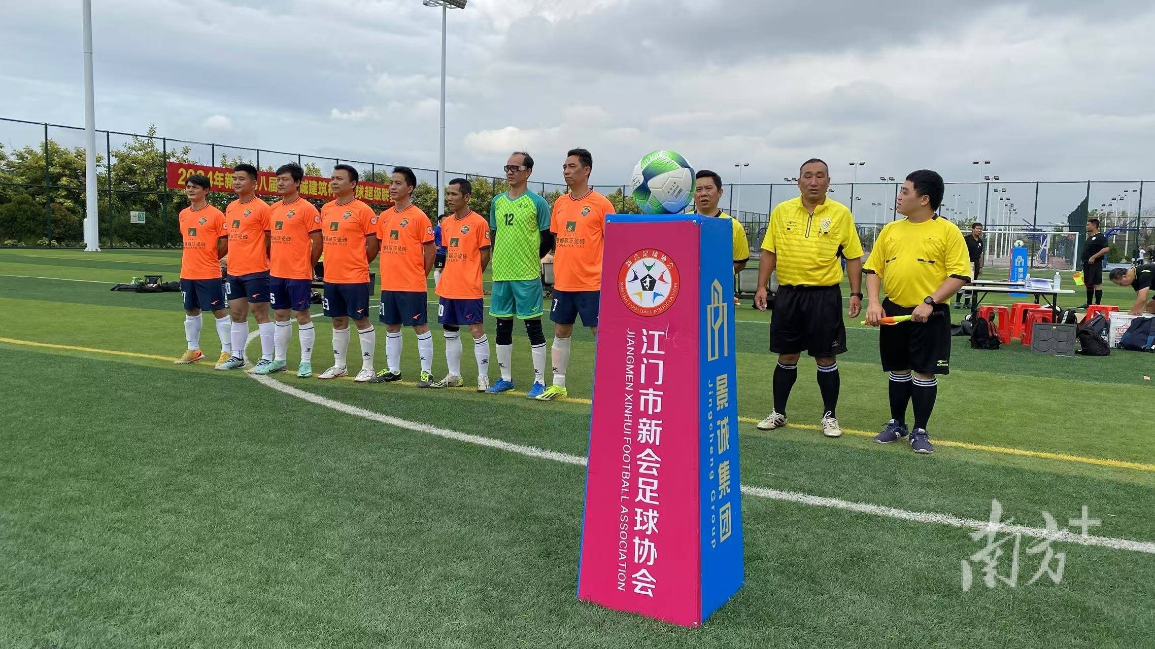 国内职业足球联赛在各队间展开激烈角逐! 国内职业足球联赛在各队间展开激烈角逐!