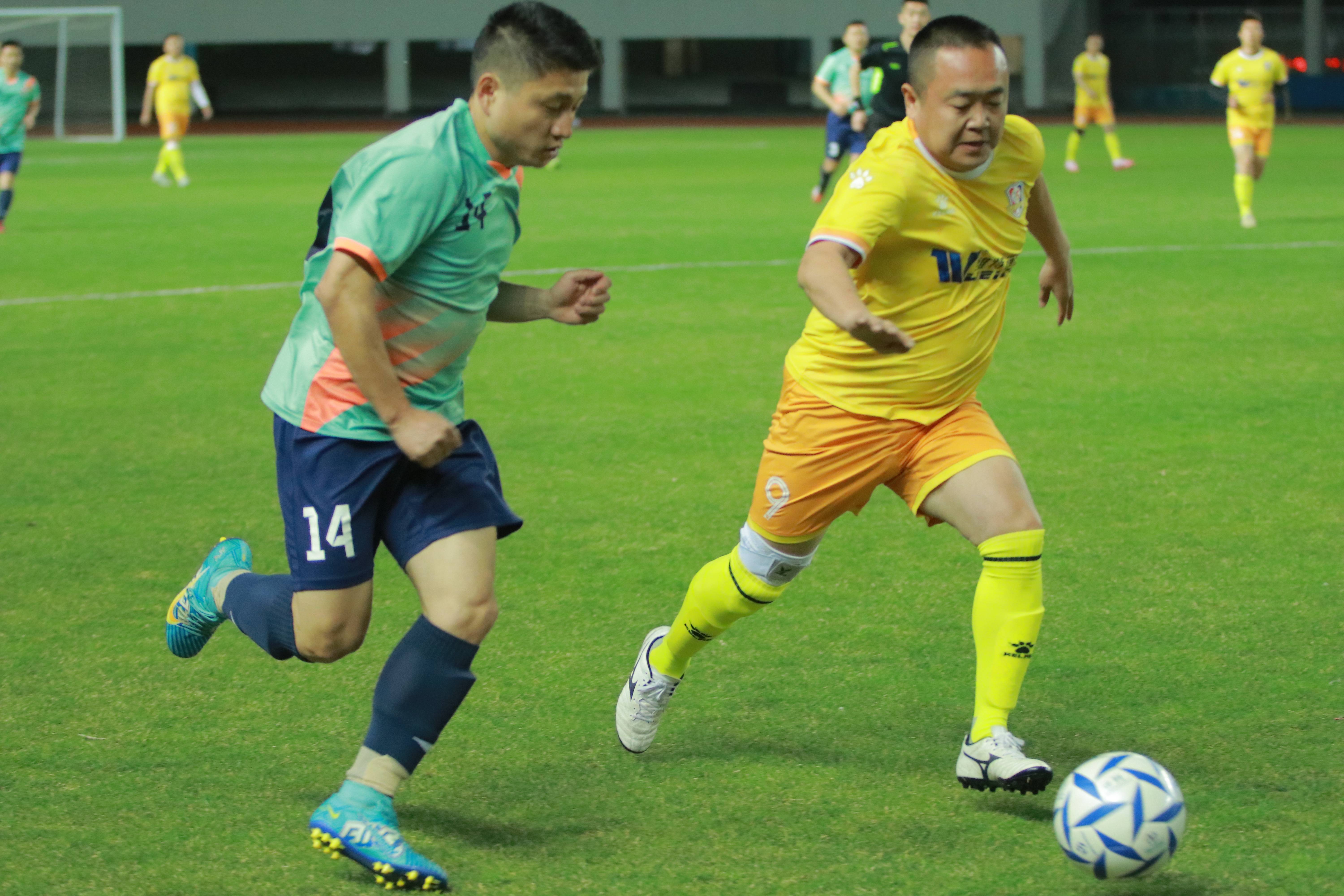 国内职业足球联赛在各队间展开激烈角逐! 国内职业足球联赛在各队间展开激烈角逐!