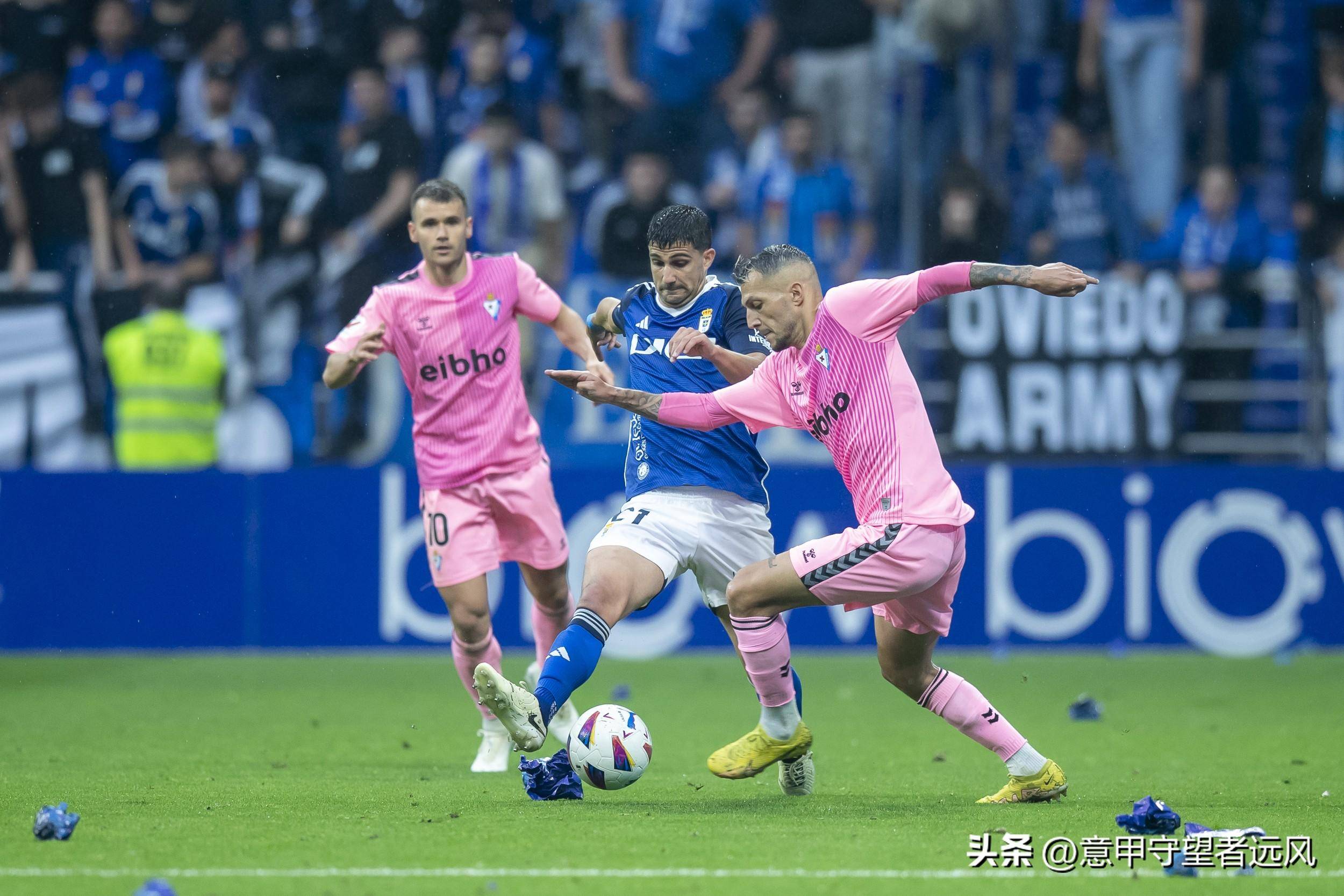 埃瓦尔球员庆祝进球,表现得心无二 埃瓦尔球员庆祝进球,表现得心无二