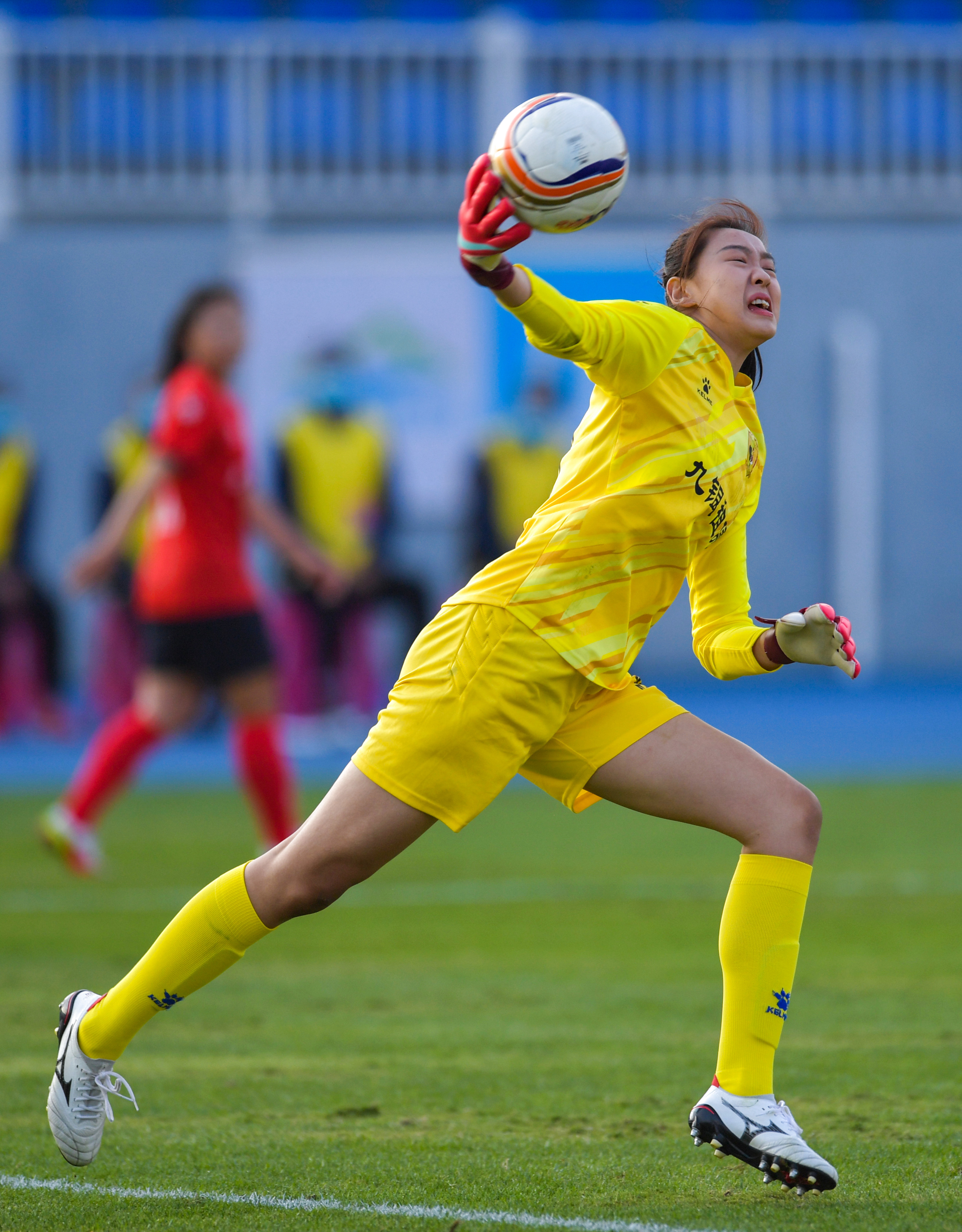 足球比赛中,女选手们技艺精湛 足球比赛中,女选手们技艺精湛