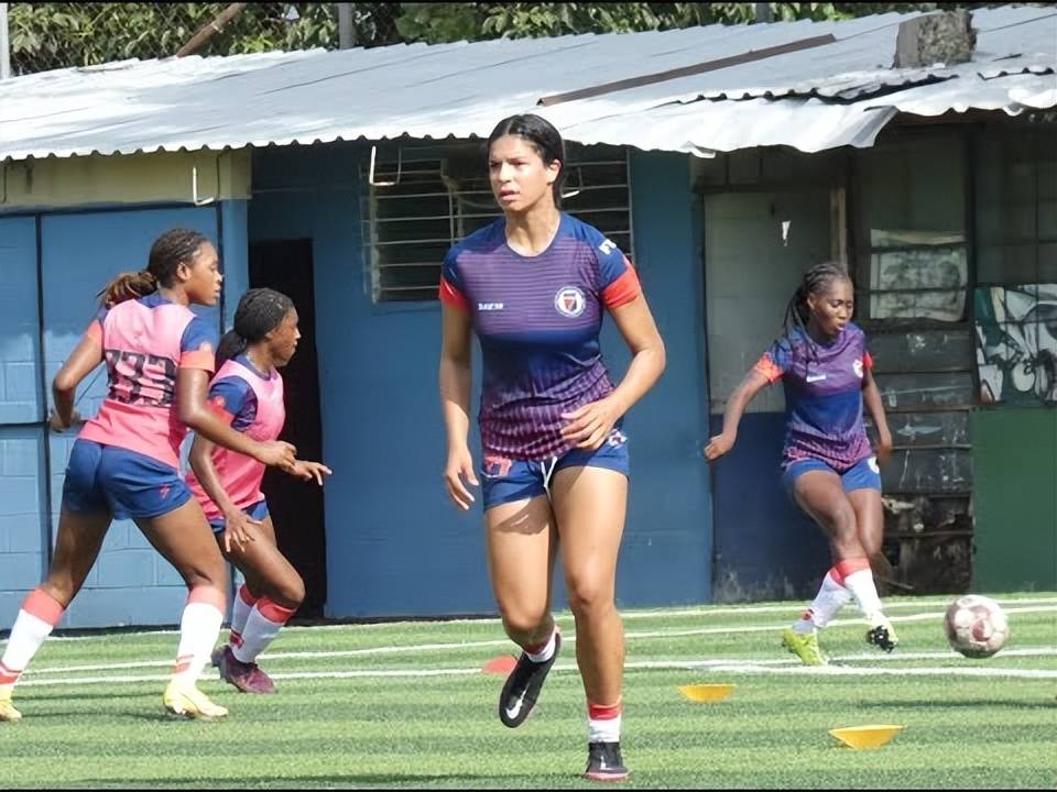 加拿大女足在比赛中遭遇了困难