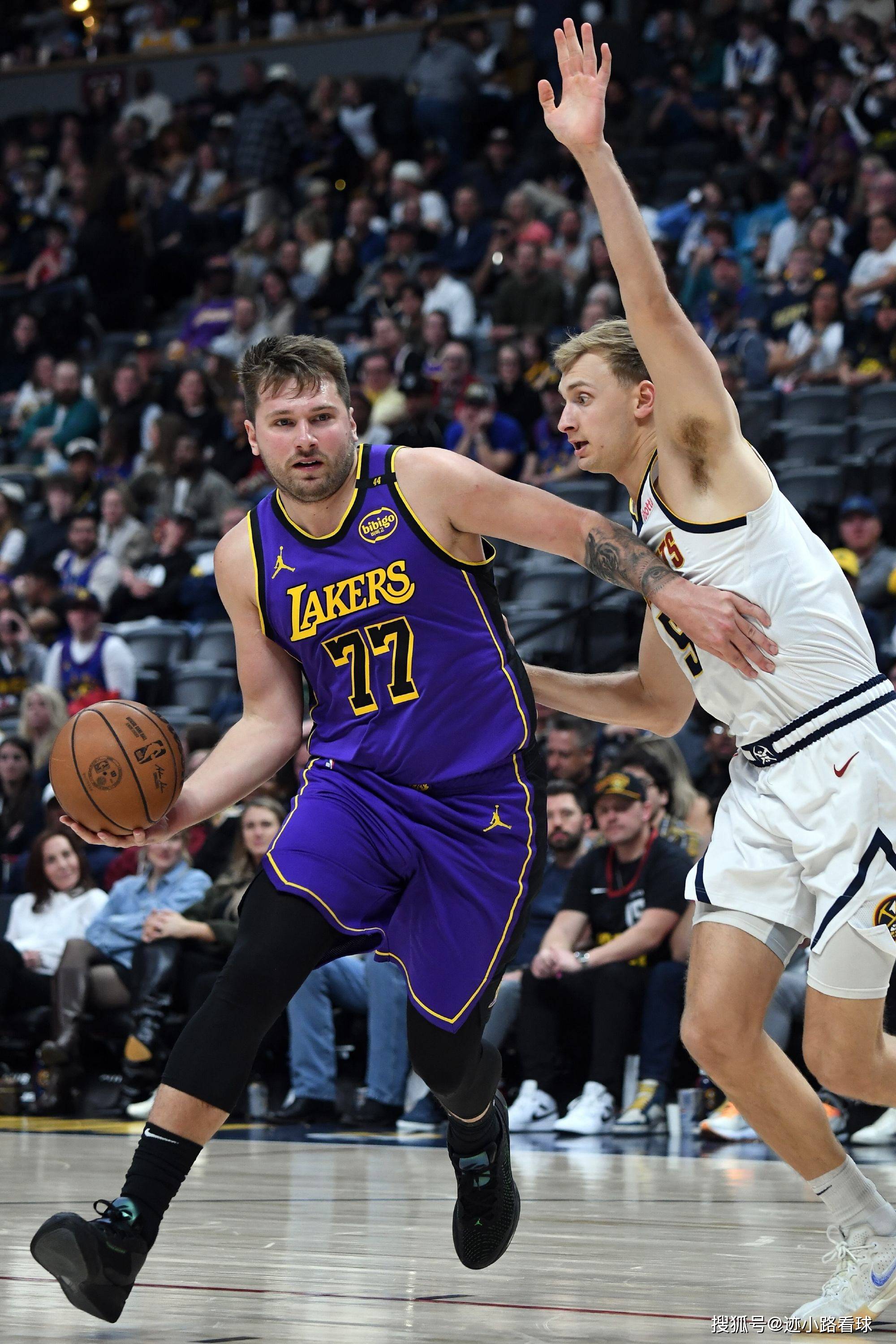 包含湖人大胜掘金，詹姆斯轰30分的词条