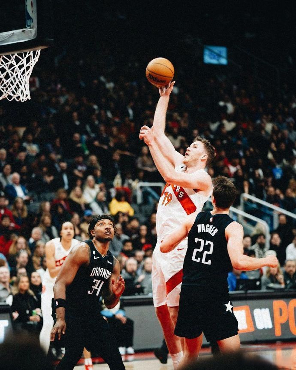 猛龙客场击败魔术,保持领先 猛龙客场击败魔术,保持领先