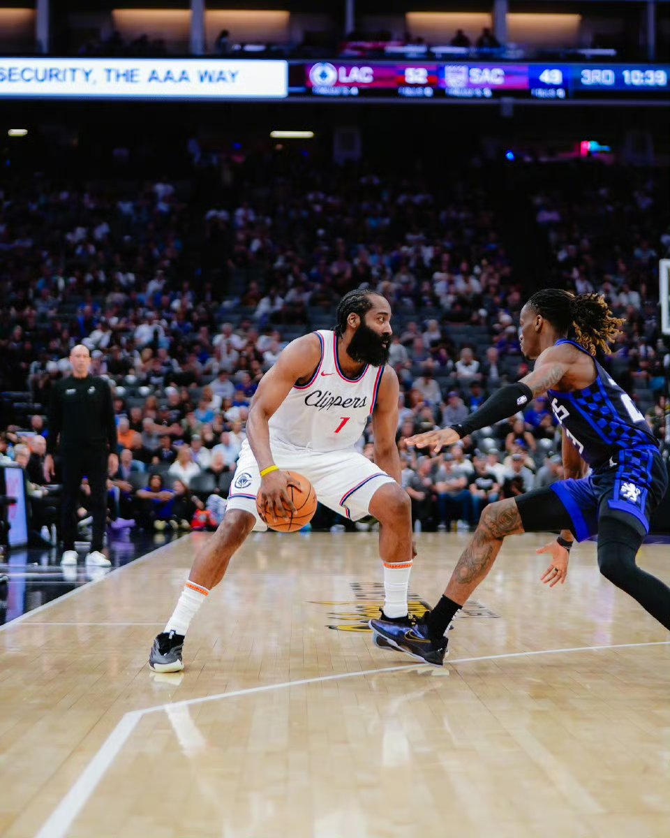 快船逆转篮网,获得胜利 快船逆转篮网,获得胜利